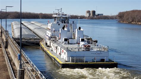 St. Paul sees first Mississippi River towboat of spring