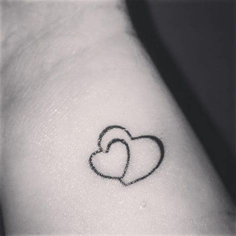 coeur-tatouage-idee-petit-tatouage-poignet | Small heart tattoos, Two hearts tattoo, Love heart ...