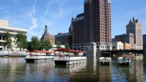 Riverwalk Boat Tours & Rentals | Milwaukee, WI 53202