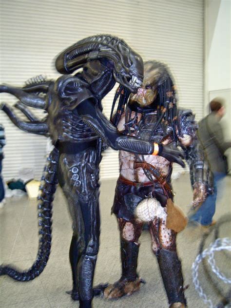 Alien and Predator hug X3 by PrincessWombat on DeviantArt