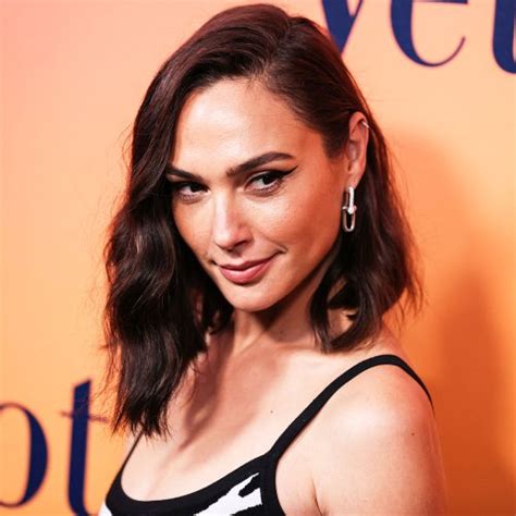 Gal Gadot Shows Off Her Dance Moves While Shaking Up A Cocktail In A ...