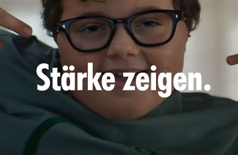 Lied Aus Der Brillen Fielmann Werbung - Fielmann Glasses Boy Dancing in Ballet Class Commercial