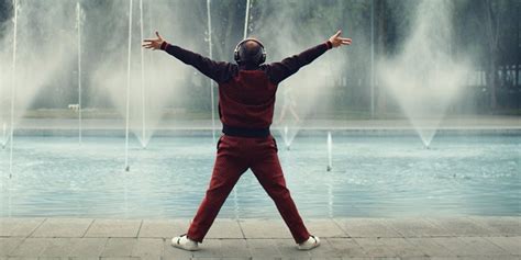 TurboTax Super Bowl Commercial 2023: Man Dances Next to Fountain to ...