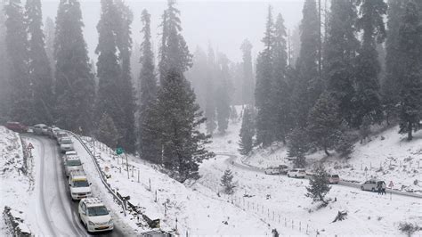 Jammu and Kashmir’s Gulmarg turns winter wonderland amid snowfall ...