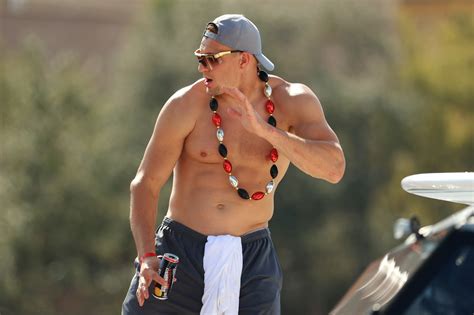 Shirtless Rob Gronkowski dancing on a boat at Bucs Super Bowl parade is a whole vibe (Video ...