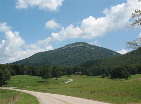 File:Mount Yonah in summer.jpg - Wikimedia Commons