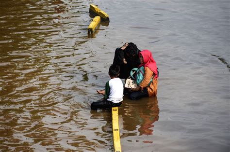 Jakarta flood death toll rises to 60