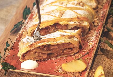 Saftiger Apfelstrudel mit Walnüssen | Lecker, Apfelstrudel, Strudel