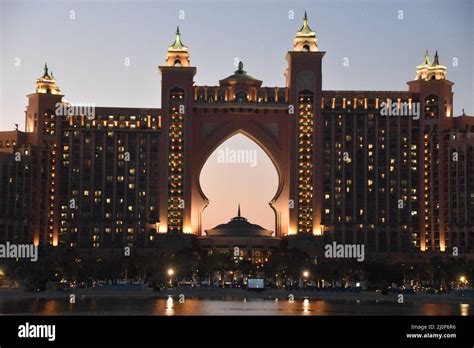 Atlantis Hotel at Palm Jumeirah in Dubai, UAE Stock Photo - Alamy