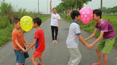 Kinder gehen mit Ballonspielen zur Schule Kinder Teambuilding-Spiel | Kids going to school, Kids ...