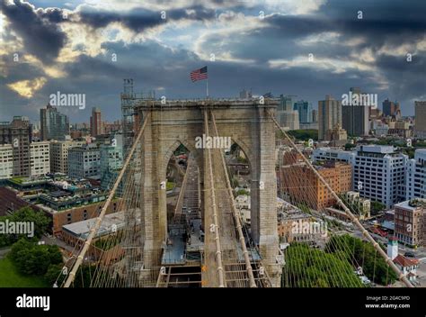 The majestic Brooklyn Bridge in New York brooklyn downtown skyline side ...