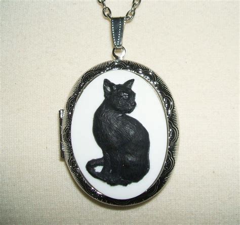 BLACK CAT CAMEO Necklace Locket Pendant Sitting Cat on Luulla