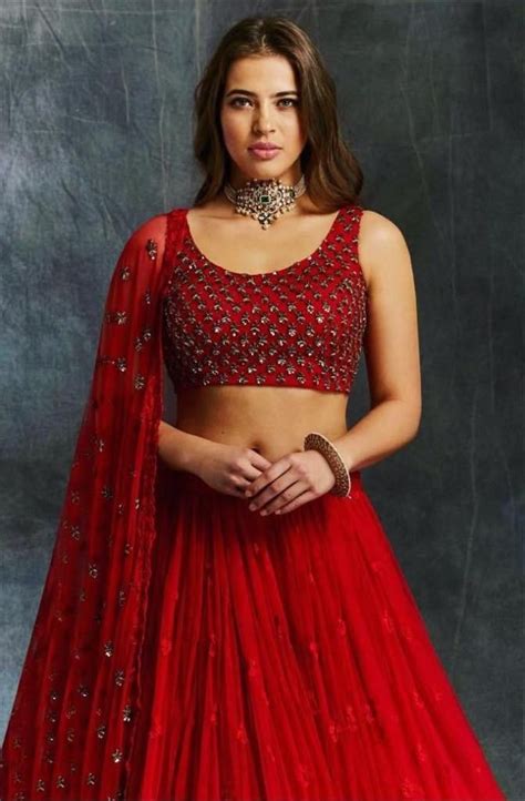 Priyanka Chopra Sabyasachi Lehenga Cost + Similar Budget Lehengas In ...