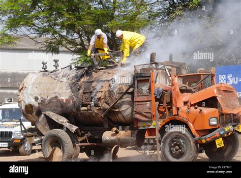 chemical tank truck accident , plugging chemical leaking , Panvel ...