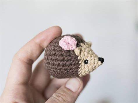 Mini hedgehog free crochet pattern | Amigurumi Space