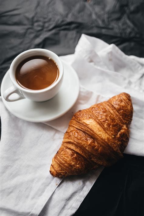 coffee and croissant | Kaffee bilder, Gebäck, Frühstück