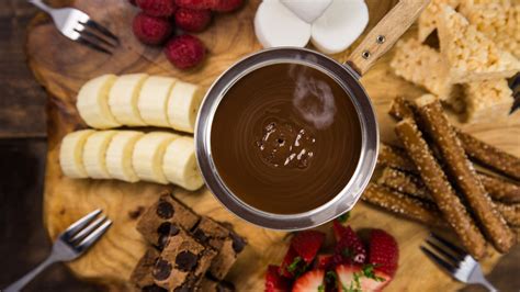 16 Absolute Best Foods For Your Chocolate Fondue This Valentine's Day