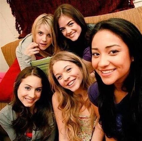 What Unanswered Questions Do You Have For The "PLL" Cast? | Pretty litle liars, Pretty little ...