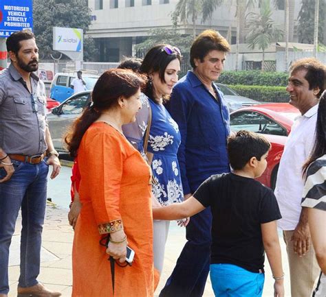 Raj Babbar with daughter Juhi, grandson Imaan and extended family at ...