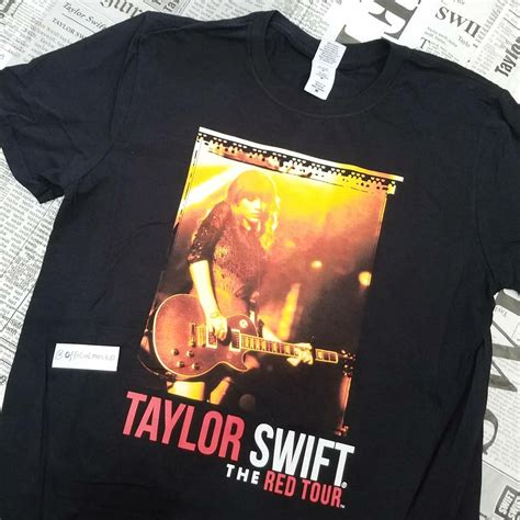 TAYLOR SWIFT RED TOUR BLACK TSHIRT ORIGINAL, Fesyen Pria, Pakaian , Atasan di Carousell