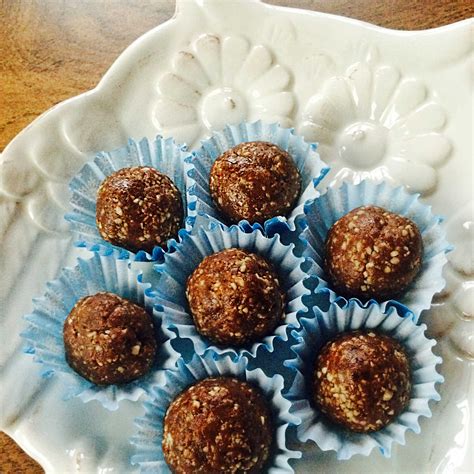 Healthy Date & Nut Energy Balls — Kelsi Hayes