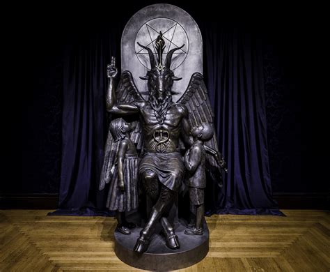 Usa Un Temple Satanique Dvoile Publiquement Une Statue De Baphomet