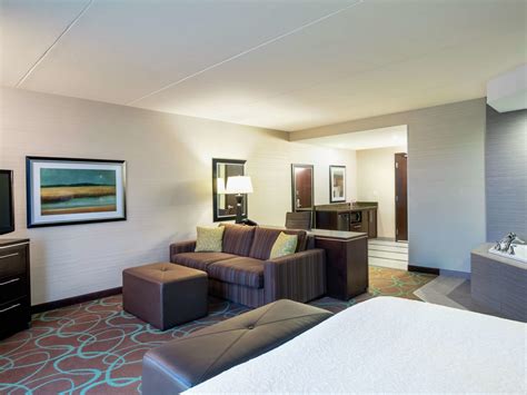 Hampton Inn by Hilton Winnipeg Airport/Polo Park - Winnipeg, MB - 730 ...