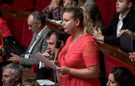 La députée Mathilde Panot brandit une fiole de punaises de lit à l’Assemblée