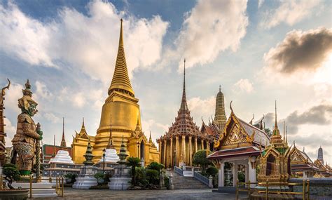 The Great Emerald Buddha Temple In Bangkok - Thailand | experitour.com