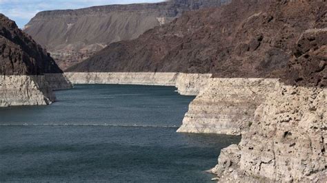 Lake Mead: Largest US reservoir dips to record low - BBC News