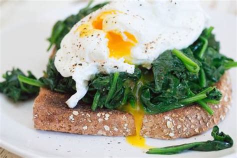 Simple spinach toast with poached egg - Unpacked