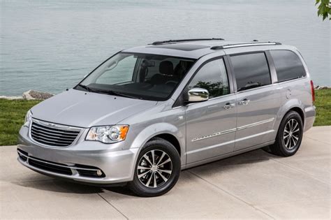 2016 Chrysler Town and Country Pictures - 38 Photos | Edmunds