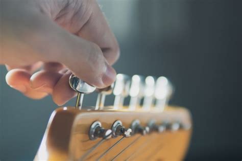 How to Tune an Electric Guitar (For Beginners) - Musician Wave