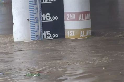 As Florita brings rains, Marikina River water level reaches 1st alarm | ABS-CBN News