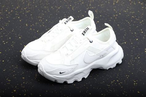 NIKE TC 7900 white women shoes US 5.5-8.5, Women's Fashion, Footwear ...