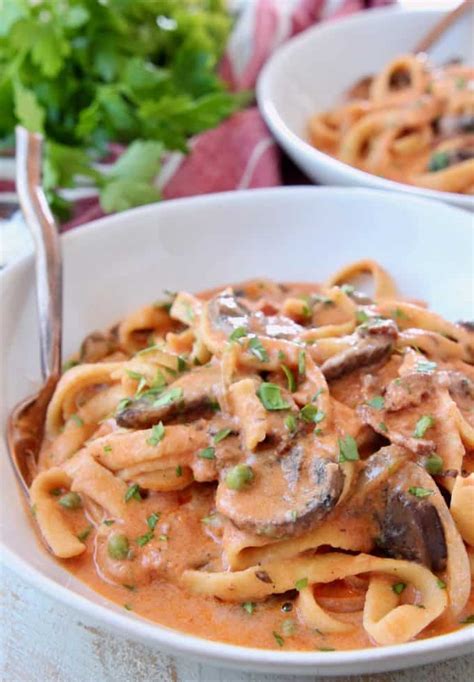 Pasta Boscaiola - Creamy Mushroom and Bacon Sauce