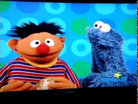 Sesame Street Play With Me Ernie Open Close - YouTube