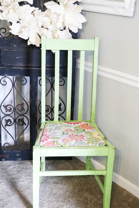 Easy DIY Upholstery on the Kitchen Chairs - Re-Fabbed