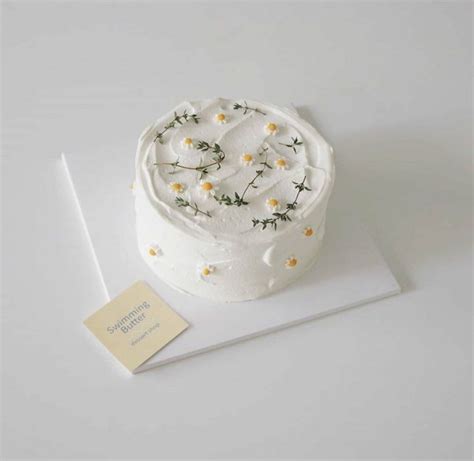 Aesthetic white | Pretty birthday cakes, Simple birthday cake, Cute birthday cakes