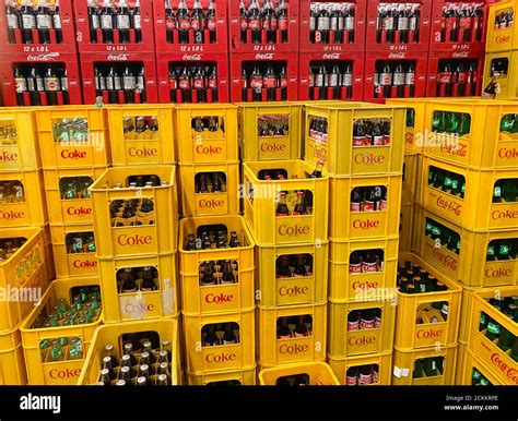 Crates of coca cola bottles hi-res stock photography and images - Alamy