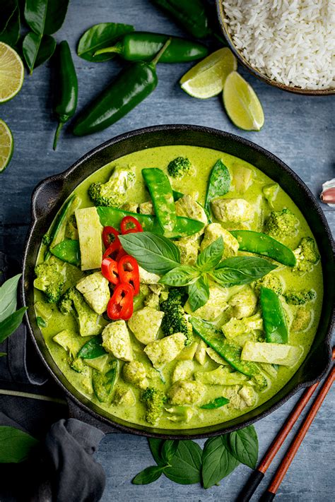 Deliciously rich and aromatic Thai Green Chicken Curry with homemade ...