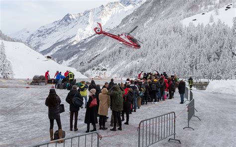 13,000 Tourists Stranded in a Swiss Ski Resort for 2 Days - The New York Times