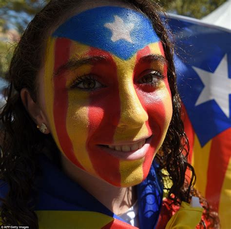 Hundreds of thousands march across in Spain to demand independence for Catalonia | Daily Mail Online