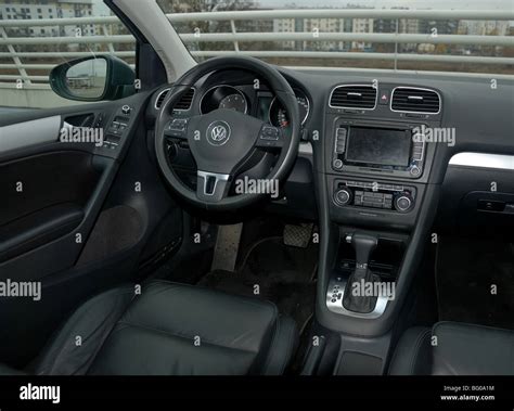 Volkswagen Golf 1.4 TSI DSG - 2009 - German compact car - interior, dashboard, steering wheel ...