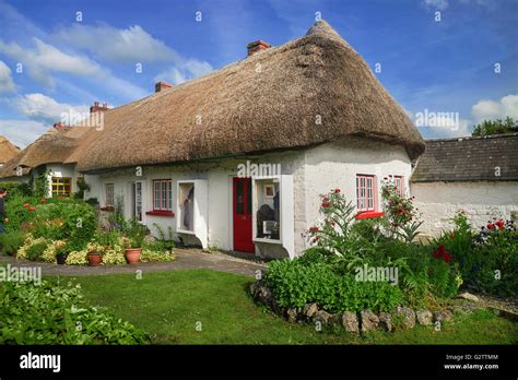 Ireland, Co.Limerick, Adare, Thatched cottage in the village Stock Photo - Alamy