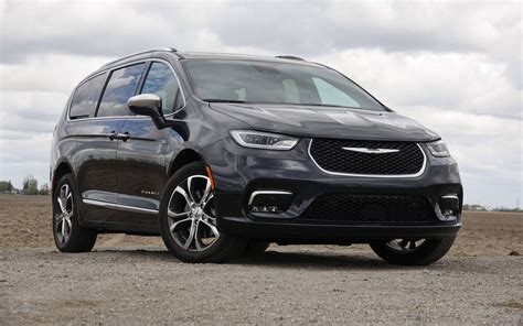 2023 Chrysler Pacifica Touring Price & Specifications - The Car Guide