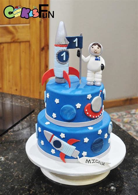 Astronaut cake - Decorated Cake by Cakes For Fun - CakesDecor