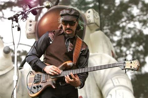 Primus 貝斯手 Les Claypool 與 Carl Thompson 手工琴 | Les claypool, Learn bass ...