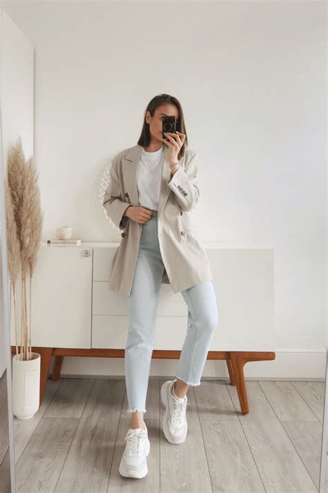 6 Minimalist Outfits That Show How Blue Jeans Are Meant To Be Worn - Style by Savina