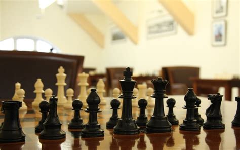 Watch strong blitz chess games currently played on Play Chess.